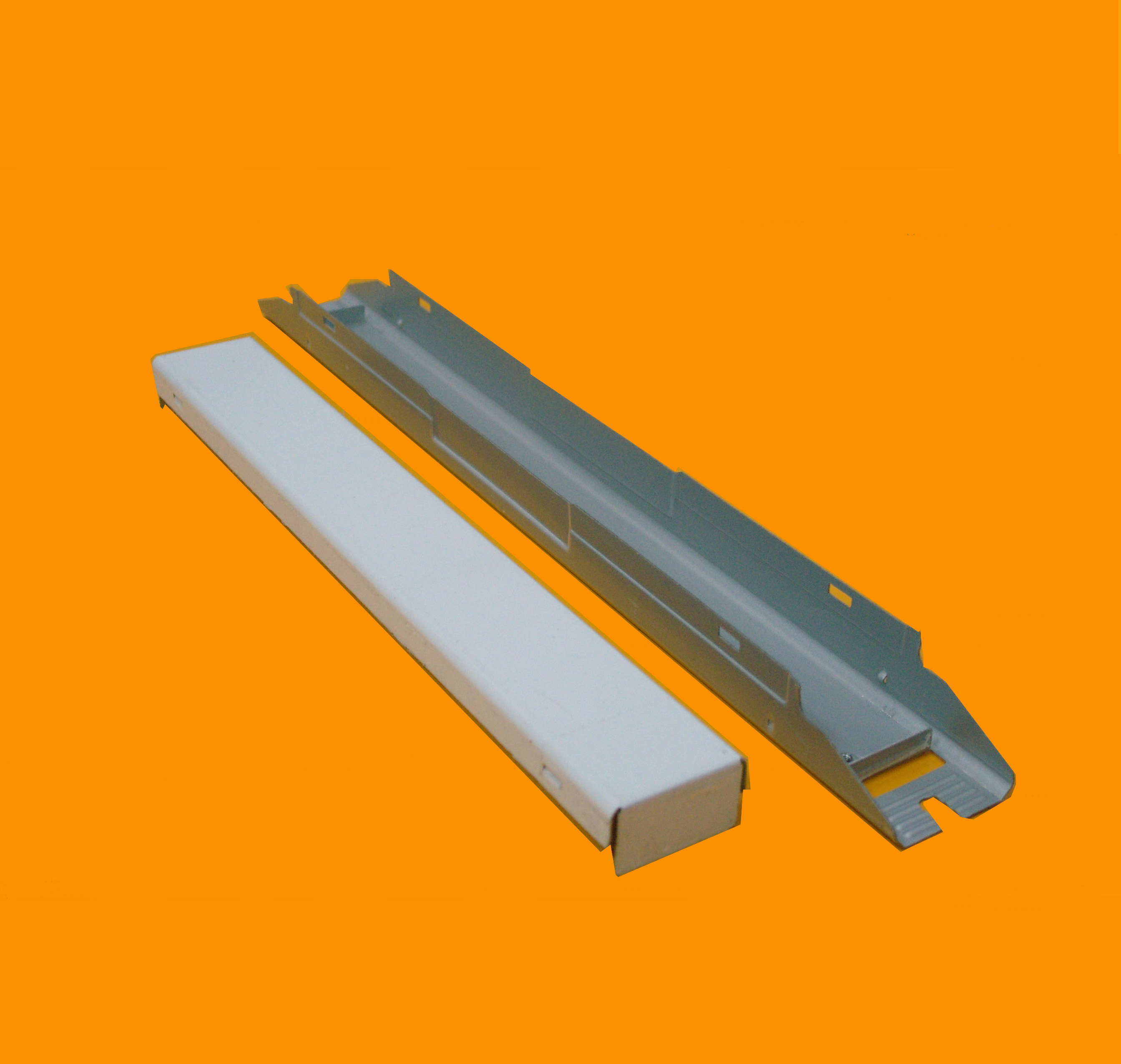 XGMT-358
358*30*22
面：0.5白色彩钢板（ROHS）
底：0.5电解板（ROHS）